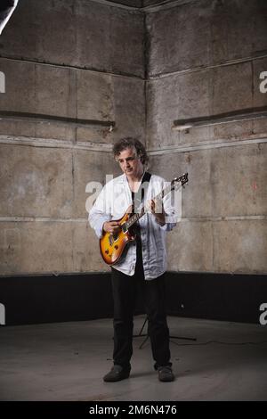 Jakko Jakszyk fotografò presso gli Elstree Studios di Londra. Foto Stock