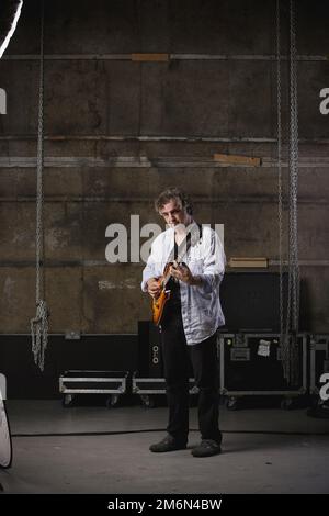 Jakko Jakszyk fotografò presso gli Elstree Studios di Londra. Foto Stock