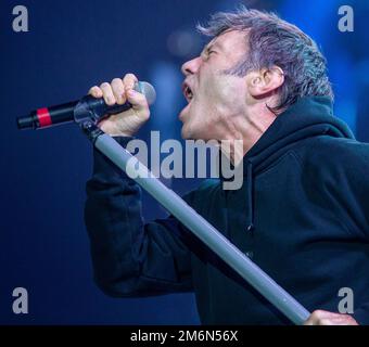 Iron Maiden in concerto a Het Gelredome Arnhem Holland. Tour del Libro delle anime 2016. Il cantante principale Bruce Dickinson sta suonando, vvbvanbree fotografie. Foto Stock