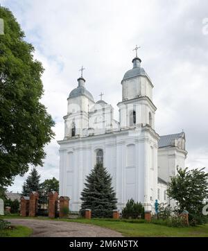 Chiesa cattolica della Santissima Trinità nel villaggio Dunilovichi, Bielorussia Foto Stock