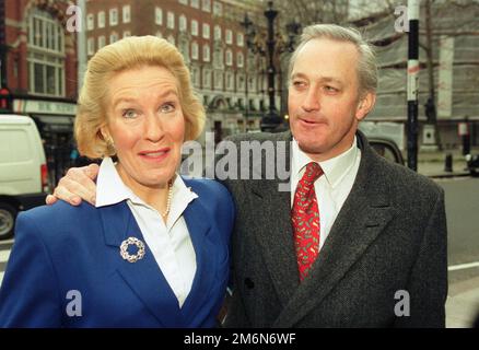 Neil Hamilton arriva alla High Court con la moglie Christine, dove sta facendo causa a Mohamed al Fayed per 'denaro per domande', 14th novembre 1999. Foto Stock