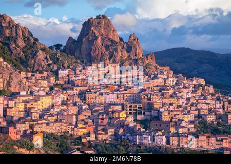 Gagliano Castelferrato, Sicilia, Italia. Immagine aerea del paesaggio urbano se la città storica di Gagliano Castelferrato in Sicilia all'alba drammatica. Foto Stock