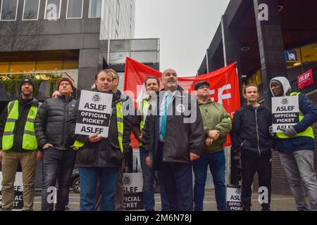 Londra, Regno Unito. 5th gennaio 2023. Mick Whelan, segretario generale di ASLEF (Società associata di locomotive Engineers e vigili del fuoco), si unisce al picket fuori della stazione di Euston, mentre i macchinisti fase ulteriore scioperi sulla retribuzione. Credit: Vuk Valcic/Alamy Live News Foto Stock