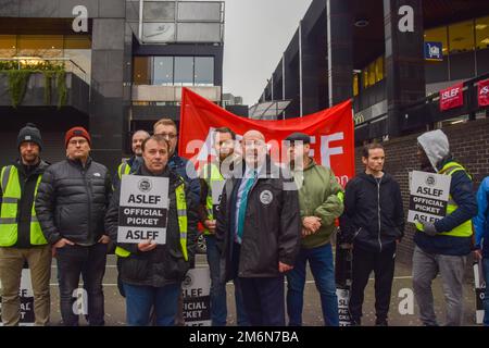 Londra, Regno Unito. 5th gennaio 2023. Mick Whelan, segretario generale di ASLEF (Società associata di locomotive Engineers e vigili del fuoco), si unisce al picket fuori della stazione di Euston, mentre i macchinisti fase ulteriore scioperi sulla retribuzione. Credit: Vuk Valcic/Alamy Live News Foto Stock