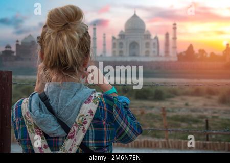 Ragazza nella città di Agra fotografa il Taj Mahal. India Foto Stock