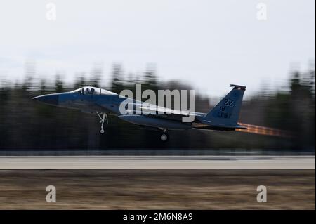 NEGLI STATI UNITI Air Force F-15C Eagle assegnato al 67th Fighter Squadron decollo da Eielson Air Force base, Alaska, durante LA BANDIERA ROSSA Alaska 22-1, 2 maggio 2022. Questo esercizio offre opportunità uniche per integrare varie forze in una formazione congiunta e multilaterale da basi operative simulate in avanti. Foto Stock