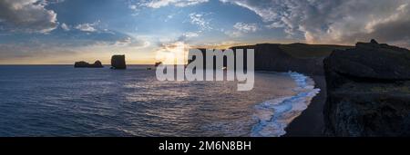 Pittoresca autunno sera vista del Capo Dyrholaey, spiaggia e formazioni rocciose. Vik, Islanda del Sud. Foto Stock