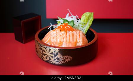 Il salmone donburi è servito in un ristorante giapponese a Tokyo. Piatto combinato giapponese con pollo, riso, uova e verdure. Foto Stock