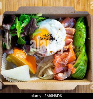 Il salmone donburi è servito in un ristorante giapponese a Tokyo. Piatto combinato giapponese con pollo, riso, uova e verdure. Foto Stock