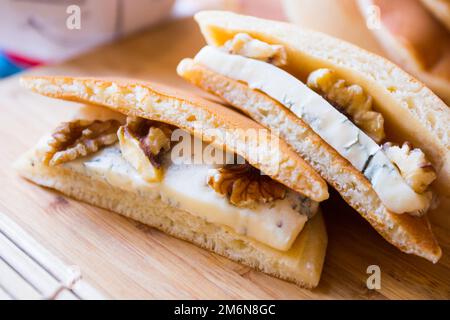 Dorayaki con formaggio. Dorayaki è costituito da due torte a forma rotonda farcite con anko, una pasta di fagioli fatta con variante di fagioli azuki. Foto Stock