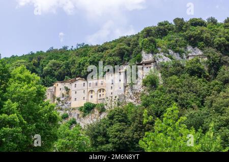 Santuario di Greccio, Italia, eretto da San Francesco. In questo monastero il Santo diede alla luce il primo presepe natalizio Foto Stock