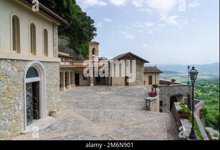 Santuario di Greccio, Italia, eretto da San Francesco. In questo monastero il Santo diede alla luce il primo presepe natalizio Foto Stock