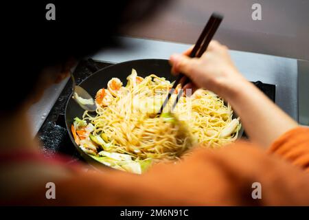 Yakisoba, letteralmente "tagliatelle fritte", integrato nella cucina giapponese, proprio come il ramen. Foto Stock