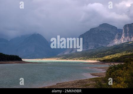 Nuvole temporalesche la raccolta di oltre il Lago Sherburne Foto Stock