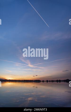 Tramonto in inverno al Lechstaustufe 23 vicino a Mering, Swabia, Baviera, Germania, Europa Foto Stock