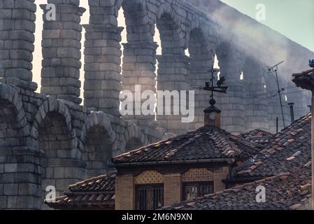 Segovia Spagna città, vista dell'acquedotto romano di Segovia con il tetto del famoso Meson De Candido ristorante in primo piano, Castiglia-Leon Foto Stock