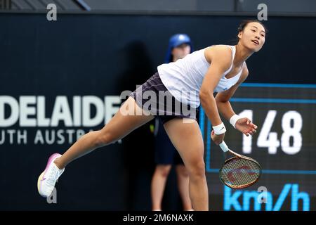 Adelaide, Australia, 5 gennaio 2023. Qinwen Zheng of China serve la palla durante l'Adelaide International tennis match tra Victoria Azarenka di Bielorussia e Qinwen Zheng di Cina a Memorial Drive il 05 gennaio 2023 ad Adelaide, Australia. Credit: Peter Mundy/Speed Media/Alamy Live News Foto Stock