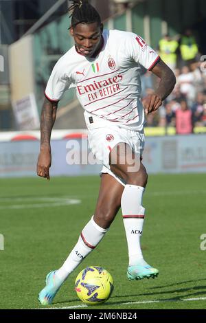 4 gennaio 2023, Salerno, Italia: Rafael Leao dell'AC Milan in azione durante la Serie Una partita tra US Salernitana 1919 contro AC Milan allo Stadio Arechi il 4 gennaio 2023 a Salerno (Credit Image: © Agostino Gemito/Pacific Press via ZUMA Press Wire) Foto Stock