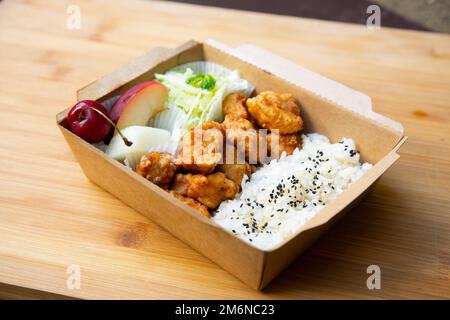 Pollo al Karaage giapponese. Si tratta essenzialmente di pezzetti di coscia di pollo spolverati con farina e fritti in olio caldo. Foto Stock