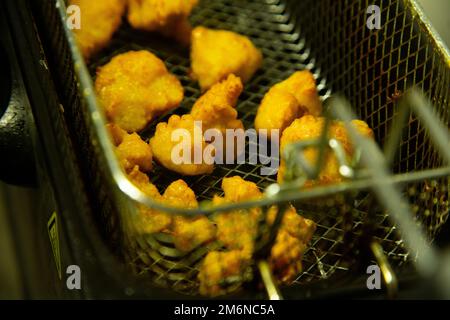 Pollo al Karaage giapponese. Si tratta essenzialmente di pezzetti di coscia di pollo spolverati con farina e fritti in olio caldo. Foto Stock