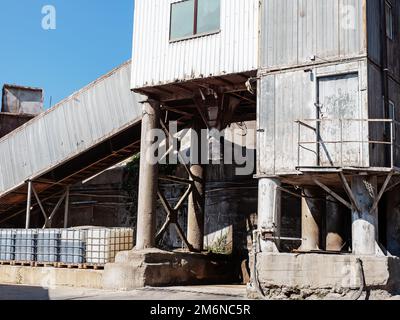 Produzione di calcestruzzo. Impianto di betonaggio. Costruzione di un impianto in cemento in una giornata di sole Foto Stock