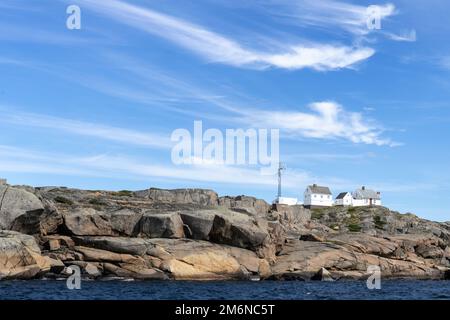 Faro Stavern sull'isola dell'arcipelago al largo di Larvik, Norvegia Foto Stock