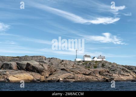 Faro Stavern sull'isola dell'arcipelago al largo di Larvik, Norvegia Foto Stock