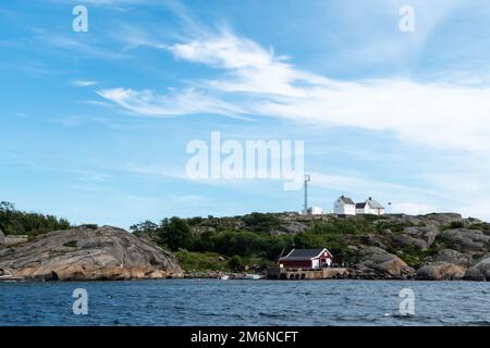 Faro Stavern sull'isola dell'arcipelago al largo di Larvik, Norvegia Foto Stock