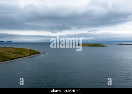 Il paesaggio di Clew Bay con il faro di Clare Island e il drumlin sommerso in lontananza Foto Stock