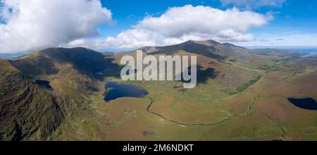 Una vista panoramica aerea delle montagne della Penisola Centrale di Dingle e del Passo di Connor nella Contea di Kerry d'Irlanda Foto Stock