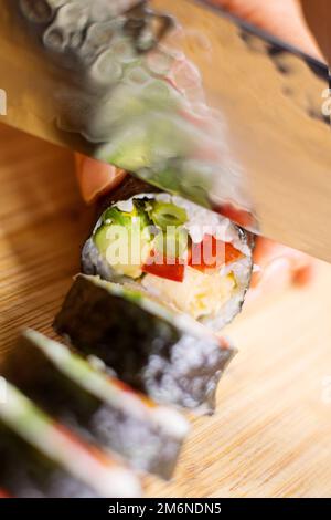 Rotolo di sushi vegan Maki con verdure . Cibo giapponese vegetariano. Foto Stock