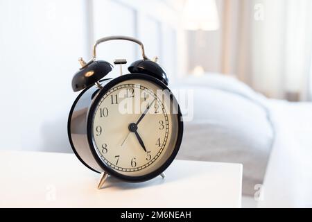 Sveglia vintage nella luminosa camera da letto Foto Stock