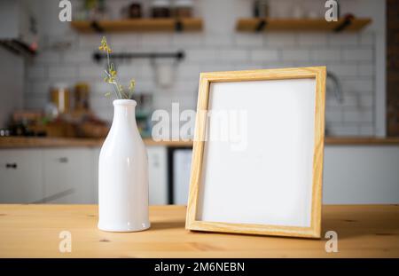 Cornice vuota sulla tabella moderna della cucina mock su spazio per il vostro testo Foto Stock