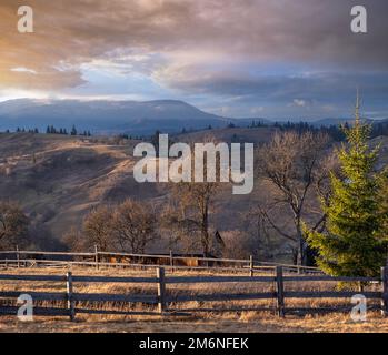 Ultimi giorni di bel tempo in autunno montagna campagna. Tranquilla e pittoresca scena Ucraina Carpazi montagne. Foto Stock
