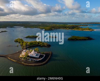 Sagar Shiv Mandir Hindu tempio su una piccola isola nella costa orientale di Mauritius. La zona silenziosa e tranquilla di osservazione è ottimale per pregare e meditare. Foto Stock