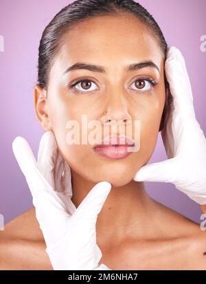 Chirurgia plastica, paziente e mani del medico controllare il viso del cliente per botox, impianto di bellezza o microblading. Consulenza medica, cosmetici labbro riempitivo Foto Stock