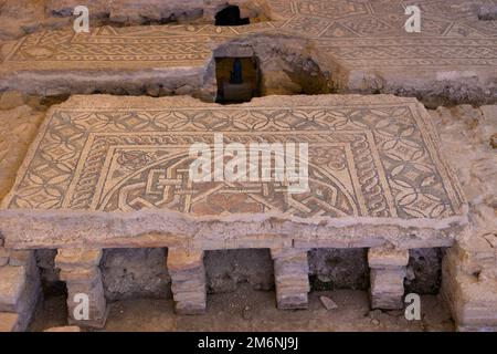 Scavi archeologici mosaici di una casa romana, Domus del Chirurgo. Rimini, Italia Foto Stock