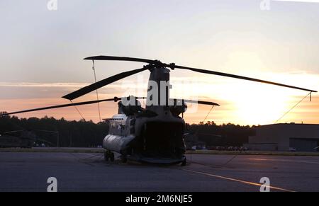 Un elicottero Chinook CH-47 della Brigata dell'aviazione del 110th siede nella nebbia mattutina all'eliporto dell'esercito di Knox, Fort Rucker, Alabama, 3 maggio 2022. Foto Stock