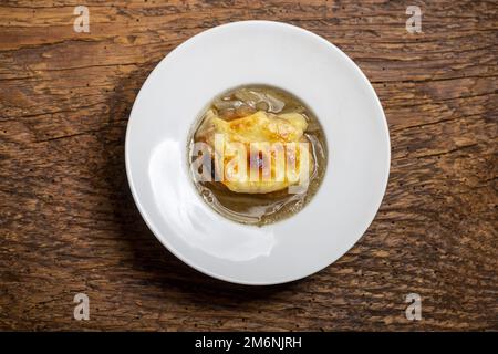 Zuppa di cipolla francese su legno Foto Stock