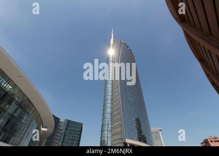 MILANO, 10 giugno 2017: Veduta della torre Unicredit e di Piazza Gae Aulenti nel quartiere degli affari della stazione Garibaldi. Foto Stock