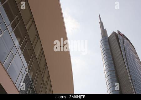 MILANO, 10 giugno 2017: Veduta della torre Unicredit e di Piazza Gae Aulenti nel quartiere degli affari della stazione Garibaldi. Foto Stock