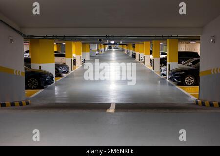 Garage nel seminterrato, parcheggio in molti edifici, parcheggio Foto Stock