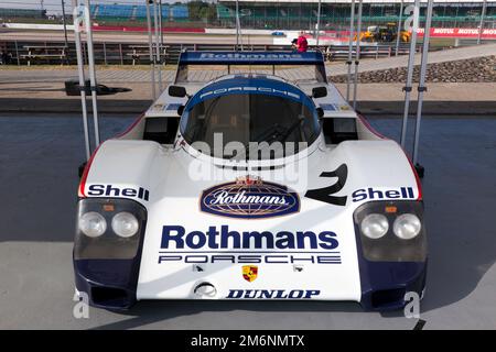 Vista frontale della 1983, Porsche 956-008, pilotata in epoca da Stefan Bellof e Jochen Mass, in mostra alla 2022 Silverstone Classic Foto Stock