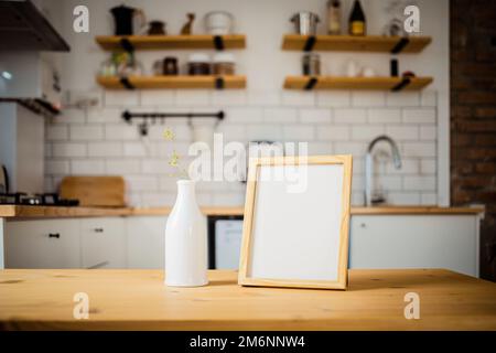 Cornice vuota sulla tabella moderna della cucina mock su spazio per il vostro testo Foto Stock