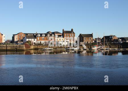 Ayr, Ayrshire, Scozia, Regno Unito. Mix di appartamenti privati vecchi e moderni appartamenti sul fiume Ayr, Ayr Harbour, nella parte anteriore sono pontoni per barche e imbarcazioni fluviali Foto Stock