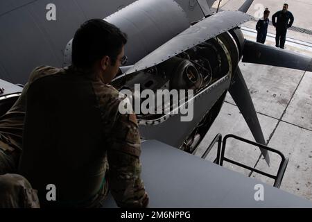 STATI UNITI Personale dell'aeronautica Sgt. Steven Galvan, 86th manutenzione Squadron tecnico di propulsione aerospaziale, lavora su un motore durante il furto Cerberus IX presso ELEFSIS Air base, Grecia, 3 maggio 2022. I membri dell'aeronautica ellenica hanno guardato mentre l'Airman ha sostituito il motore di un velivolo C-130J Super Hercules. Foto Stock