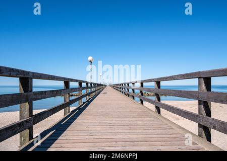 Molo sulla costa del Mar Baltico a Wustrow sulla Fischland-Darß. Foto Stock