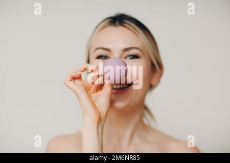 Terapia di imbutitura e procedura termale, donna con piccola tazza medica per il viso Foto Stock