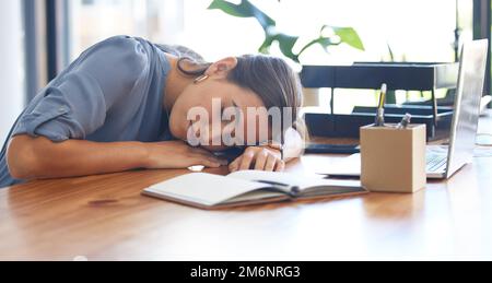 Dormi, stanco e insonnia con la donna d'affari e la fatica, il burnout aziendale e il dipendente che dorme sulla scrivania. Ore di lavoro straordinario per scadenza, lavoro eccessivo Foto Stock