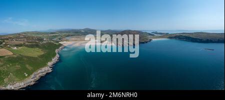 Una vista panoramica aerea della spiaggia di Barley Cove sulla penisola di Mizen di West Cork in Irlanda Foto Stock